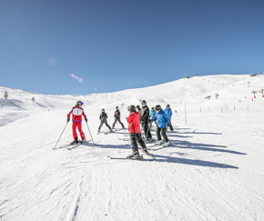 midshot showing students taking part in a ski lesson | Equity - the school travel people