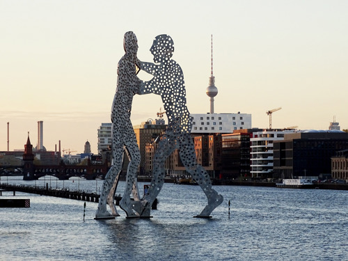The Molecule Men art installation in the River Spree