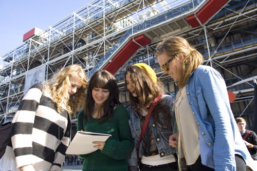 Students in Paris discussing their learning objectives for the next excursion.