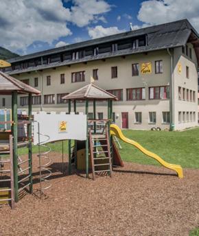 Hotelansicht Jufa Hotel Lungau Kletterburg Sommer 1440X961